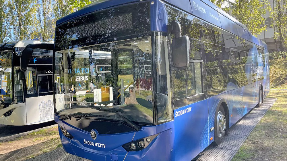 Praha začne testovat první vodíkový autobus od Škody